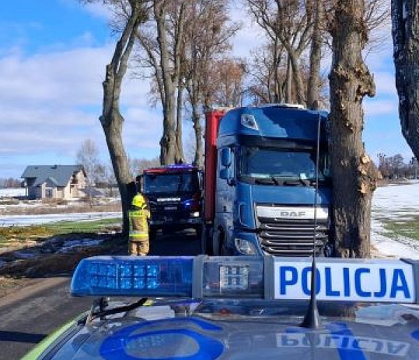 Groźne zdarzenie drogowe w Nowcu - policja apeluje o rozwagę na drodze