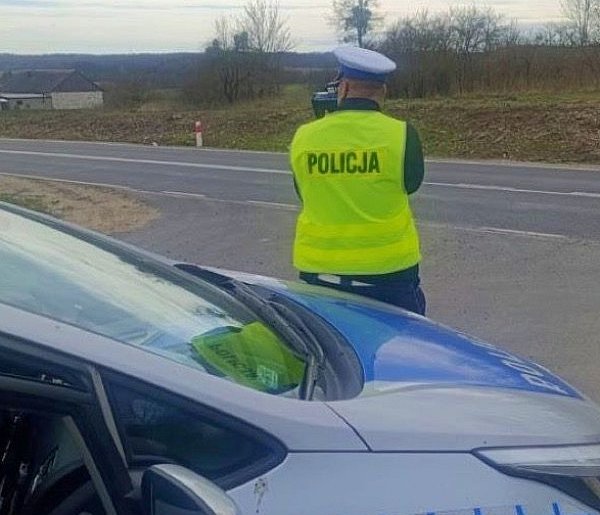 JECHAŁ ZA SZYBKO NA TERENIE ZABUDOWANYM. STRACIŁ PRAWO JAZDY