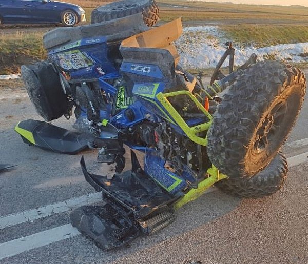 AUTO UDERZYŁO W QUADA. POLICJANCI APELUJĄ O ROZWAGĘ !