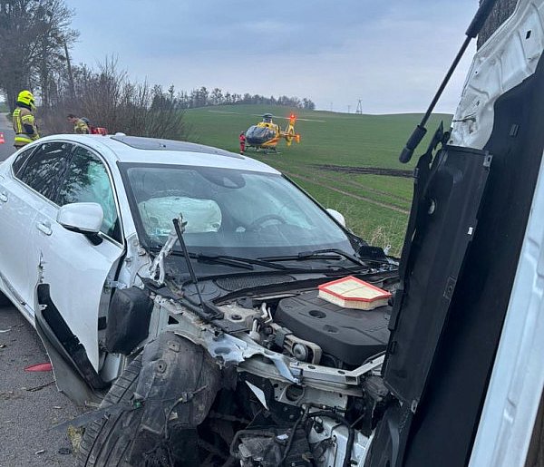 POLICJANCI WYJAŚNIAJĄ OKOLICZNOŚCI WYPADKU I APELUJĄ O STOSOWANIE SIĘ DO PRZEPISÓW