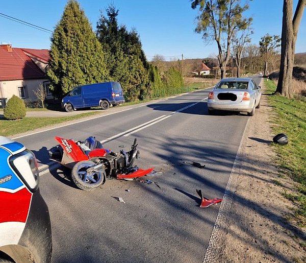 Kierujący skuterem uderzył w prawidłowo jadące auto