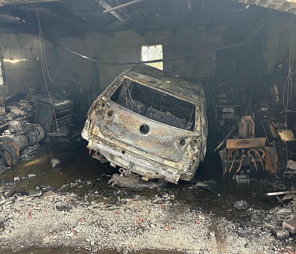 Pożar garażu przy DK55. Spłonął samochód, brak osób poszkodowanych