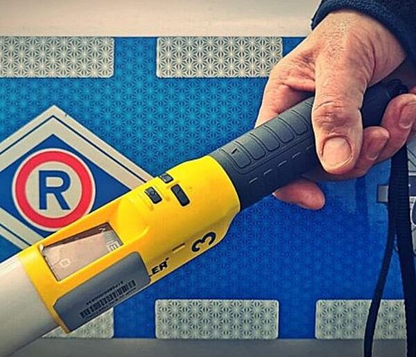 Sztum. Pijana 39-latka uderzyła w słup i później wjechała na pole