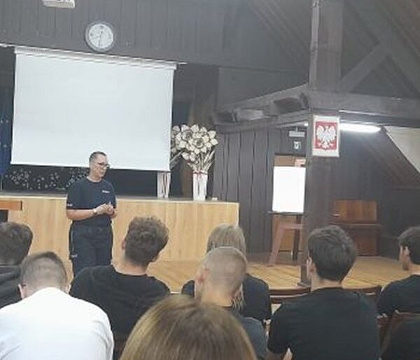 POLICJANCI EDUKUJĄ MŁODZIEŻ O ZAGROŻENIACH W SIECI I ODPOWIEDZIALNOŚCI PRAWNEJ