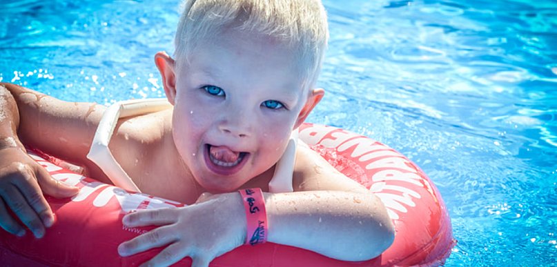 Pierwsze wakacje nad morzem z dzieckiem? Zobacz, gdzie warto pojechać, żeby nie ża