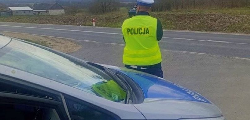 JECHAŁ ZA SZYBKO NA TERENIE ZABUDOWANYM. STRACIŁ PRAWO JAZDY
