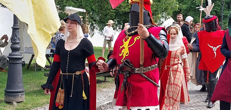 Bractwo opuszcza sztumski zamek. Impreza historyczna pozostaje