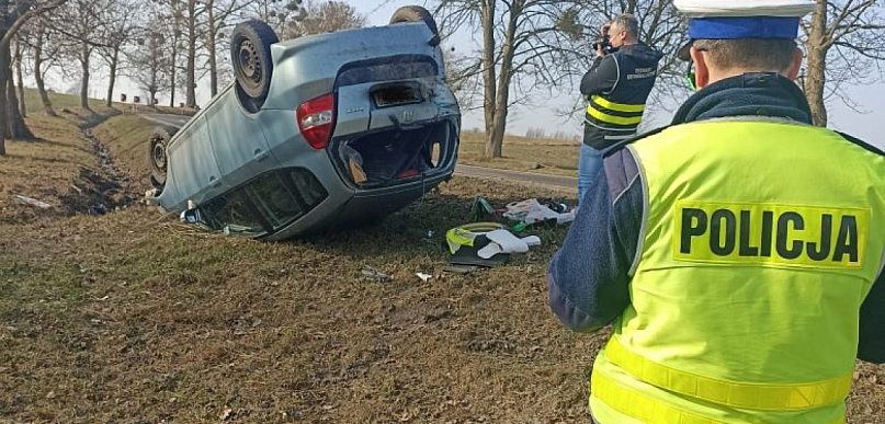 Sztum. Dachowanie w Sztumskiej Wsi. Policja apeluje o ostrożność na drogach