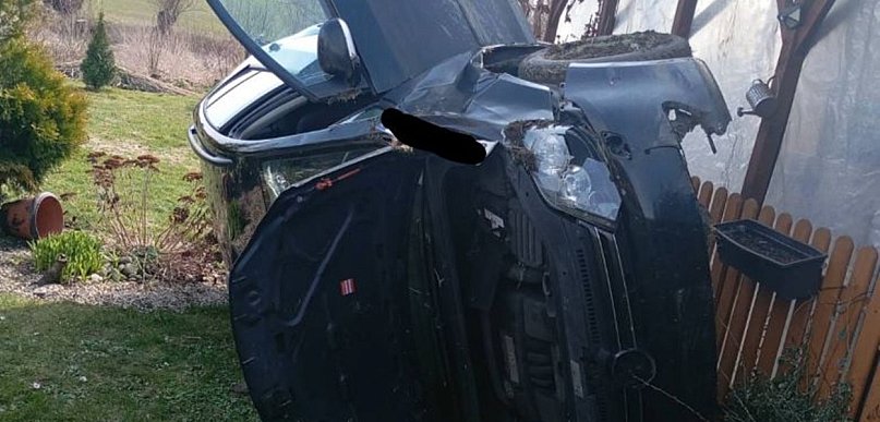 Sztum.  Autem wjechała w altanę. Apelujemy o ostrożność