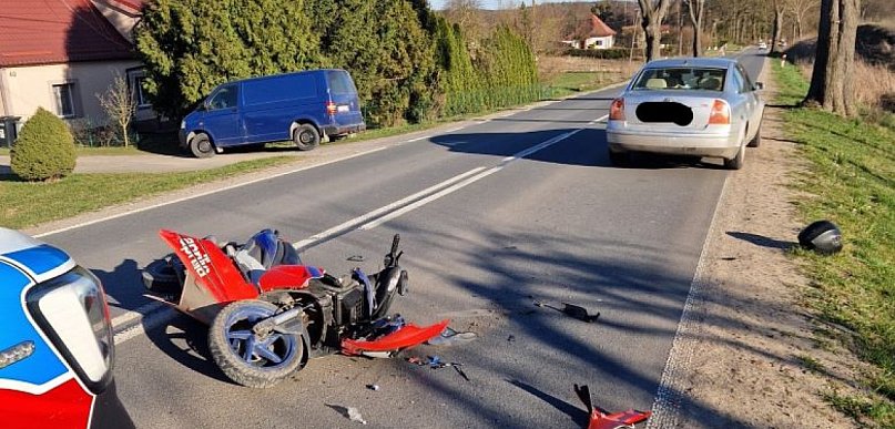 Kierujący skuterem uderzył w prawidłowo jadące auto