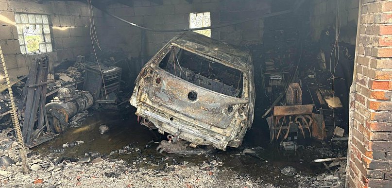 Pożar garażu przy DK55. Spłonął samochód, brak osób poszkodowanych