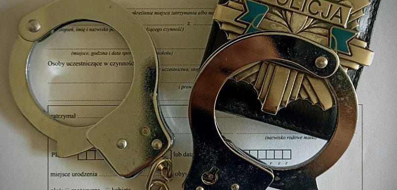 Dał policjantom łapówkę. Grozi mu do 8 lat pozbawienia wolności