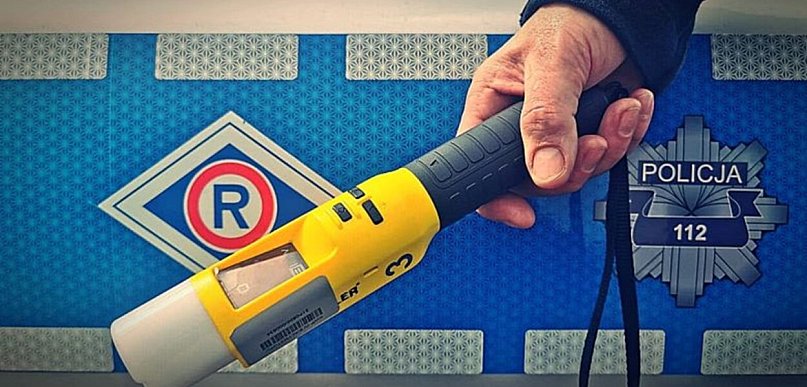 Sztum. Pijana 39-latka uderzyła w słup i później wjechała na pole