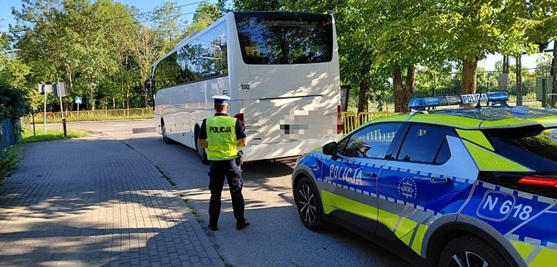 Policjanci kontrolują autokary przed wyjazdami dzieci i młodzieży