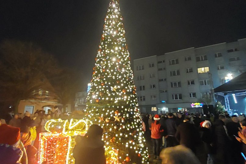 Sztum: Lampki na miejskiej choince już świecą. Świąteczna atmosfera w pełni