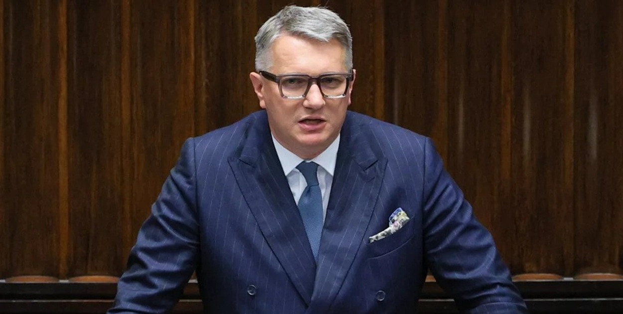 Tajne dokumenty, jeden egzemplarz i miliardy euro. Kulisy programu SAFE budzą wątp