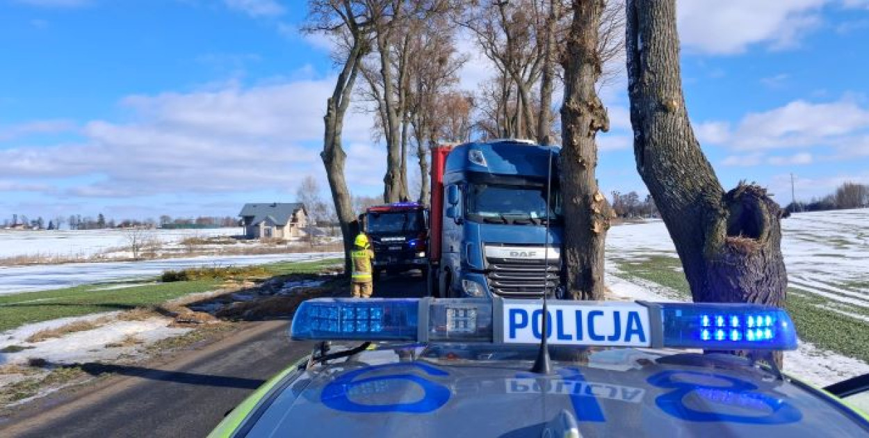 Groźne zdarzenie drogowe w Nowcu - policja apeluje o rozwagę na drodze