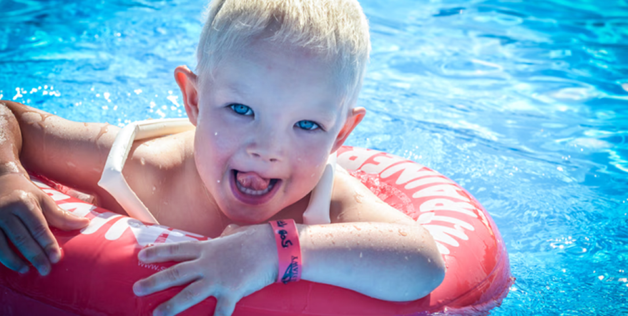 Pierwsze wakacje nad morzem z dzieckiem? Zobacz, gdzie warto pojechać, żeby nie ża