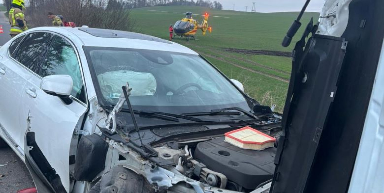 POLICJANCI WYJAŚNIAJĄ OKOLICZNOŚCI WYPADKU I APELUJĄ O STOSOWANIE SIĘ DO PRZEPISÓW