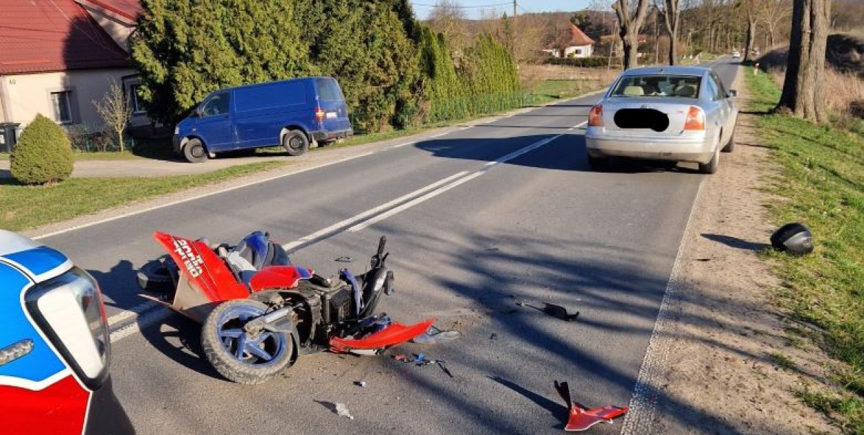 Kierujący skuterem uderzył w prawidłowo jadące auto