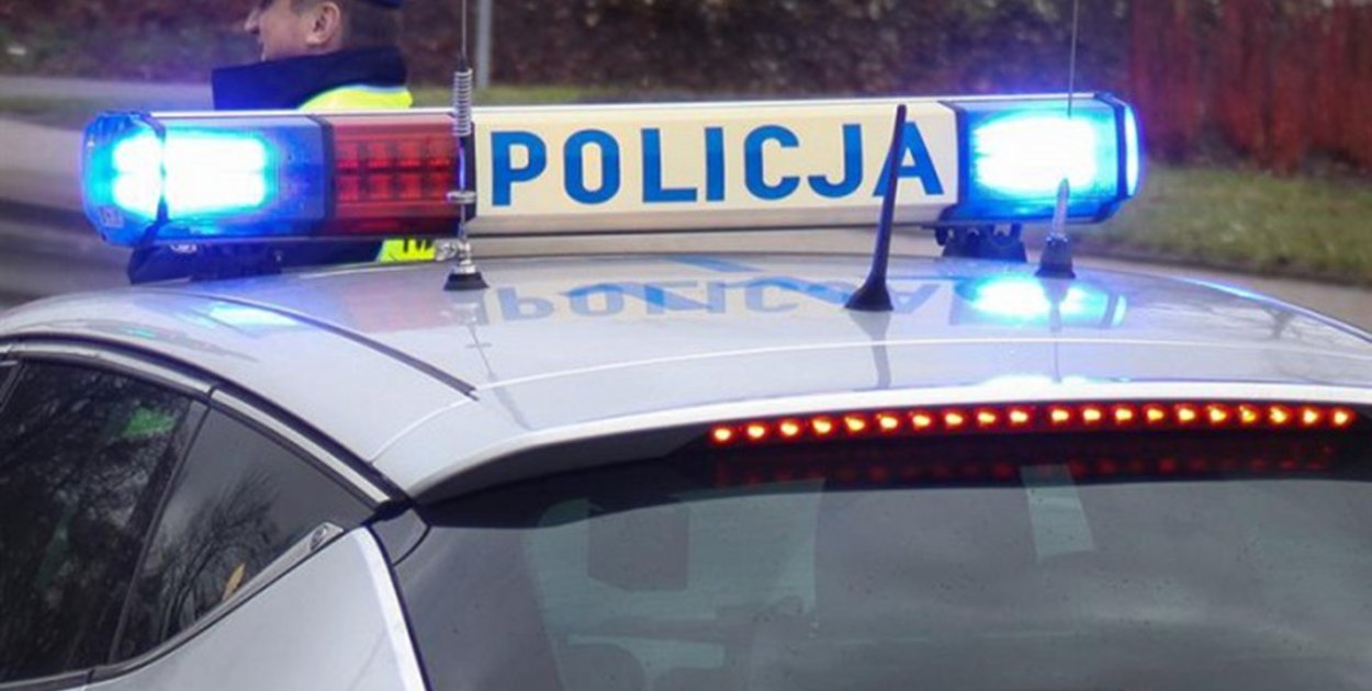 Uciekał przed policją bez uprawnień. Po zdarzeniu zmienił tablice rejestracyjne