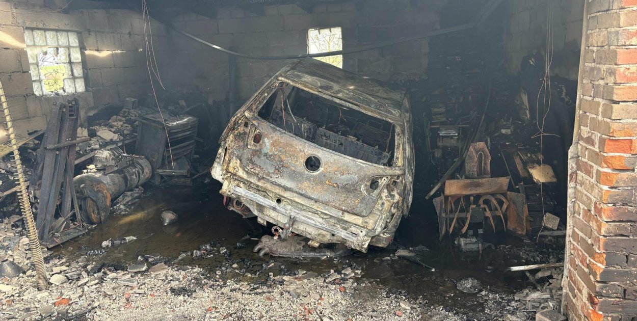 Pożar garażu przy DK55. Spłonął samochód, brak osób poszkodowanych